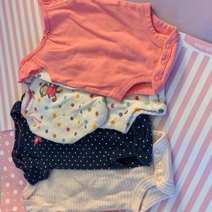💝 newborn Carter's, set of 4 onesies